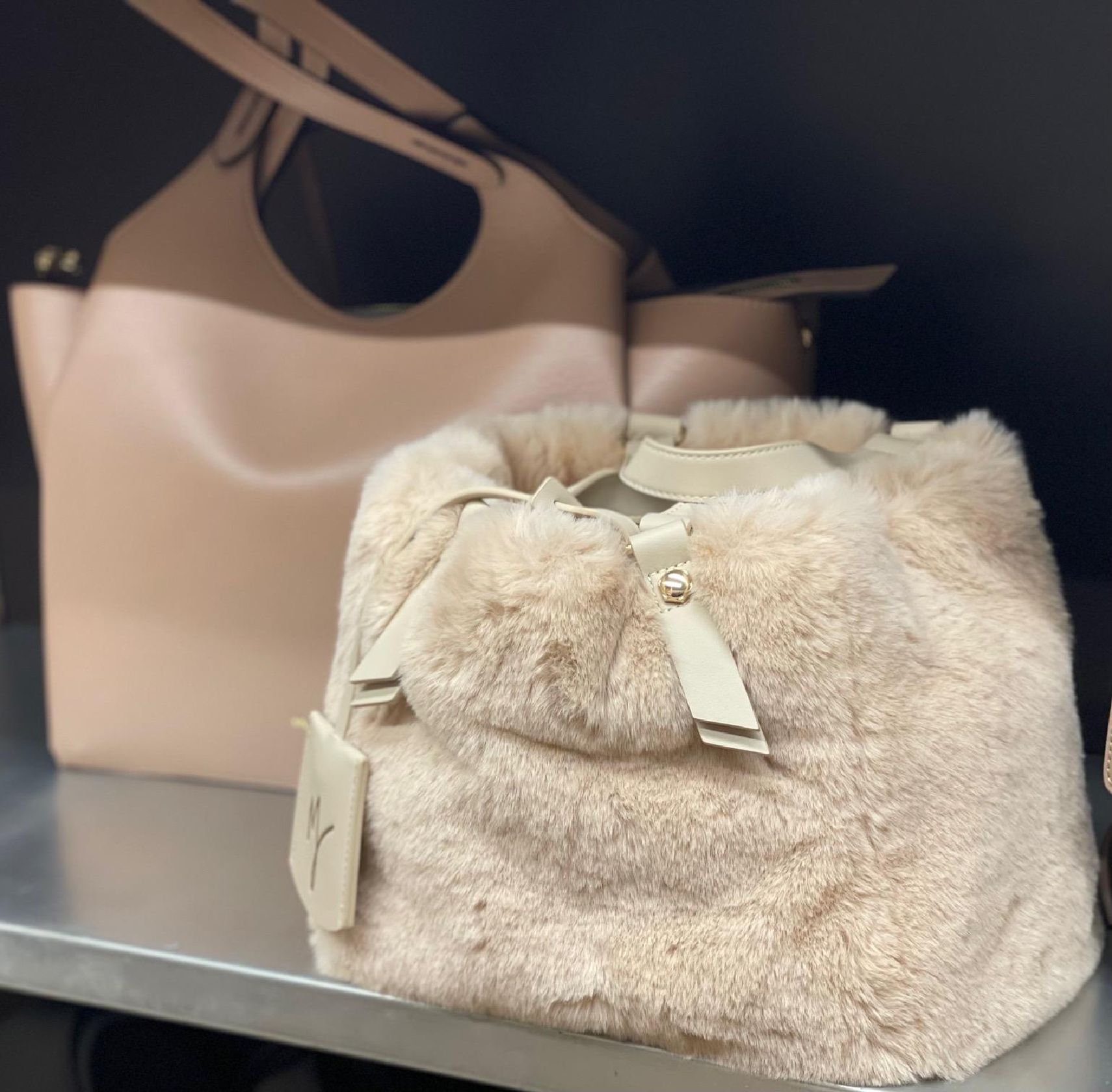 La Fur Bag nelle vetrine di BORBONESE BIANCABI Torino