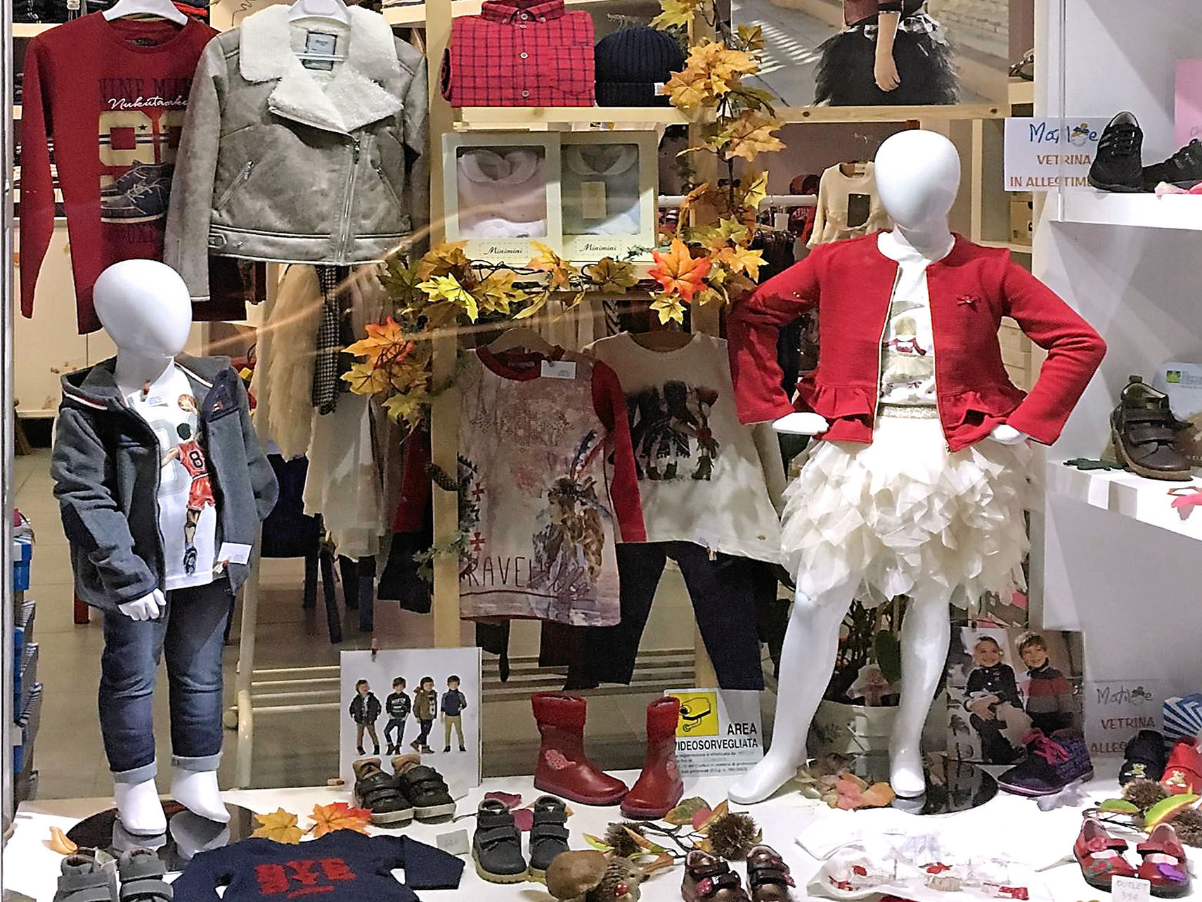 Scarpe e abbigliamento bambini collezione autunno inverno nelle vetrine di  Matilde - Torino